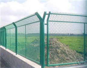 衡阳市高速公路护栏网厂家 衡阳市高速公路护栏网厂家定制需要多