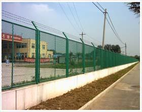 钢板护栏网图片,钢板护栏网高清图片 安平县中泰护栏网厂,